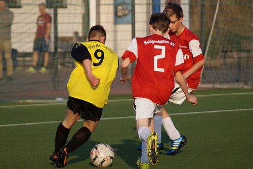 Harter Kämpfer: Sven Sadowski zeigte wieder einmal großen Einsatz und nimmt es hier mit gleich zwei Gegenspielern auf Harter Kämpfer: Sven Sadowski zeigte wieder einmal großen Einsatz und nimmt es hier mit gleich zwei Gegenspielern auf