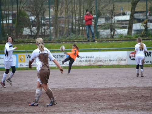 Die vollkommen mit Schlamm bedeckten Wiehler Spielerinnen erwarten den Abschlag von Eugenie