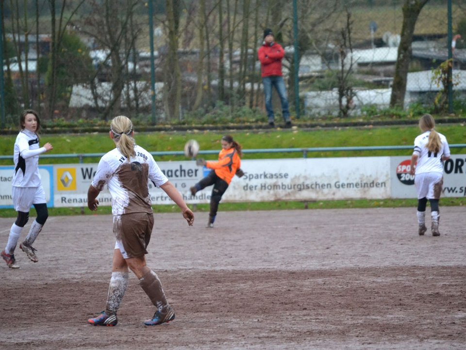 Die vollkommen mit Schlamm bedeckten Wiehler Spielerinnen erwarten den Abschlag von Eugenie