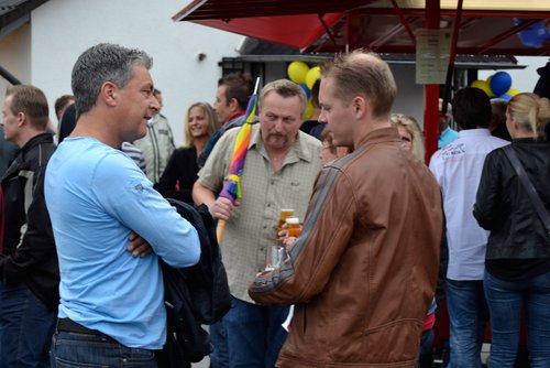 Benjamin Hetschko (rechts) im Dialog mit einem Bekannten Benjamin Hetschko (rechts) im Dialog mit einem Bekannten