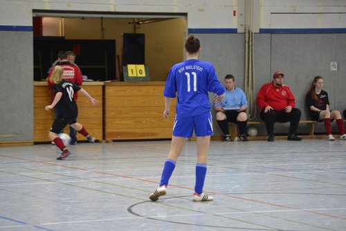 Jacqueline Holtz beobachtet ihre Marienheider Gegenspielerin ... Jacqueline Holtz beobachtet ihre Marienheider Gegenspielerin ...