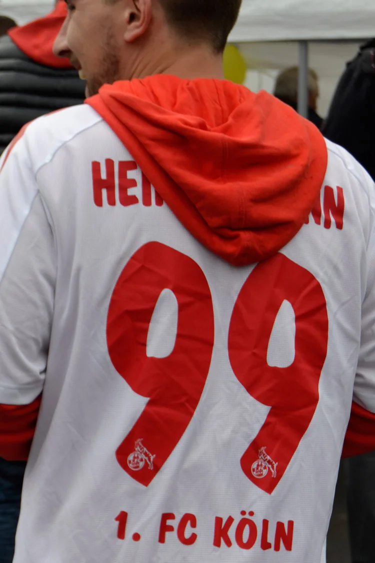 Hüpfte in sein Trikot mit der Nr. 99: Sören „Mr. Ding Dong“ Heinzelmann Hüpfte in sein Trikot mit der Nr. 99: Sören „Mr. Ding Dong“ Heinzelmann