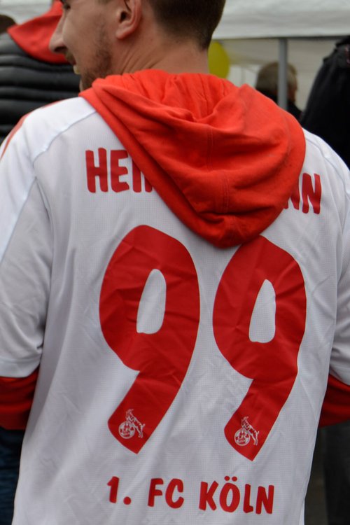 Hüpfte in sein Trikot mit der Nr. 99: Sören „Mr. Ding Dong“ Heinzelmann Hüpfte in sein Trikot mit der Nr. 99: Sören „Mr. Ding Dong“ Heinzelmann