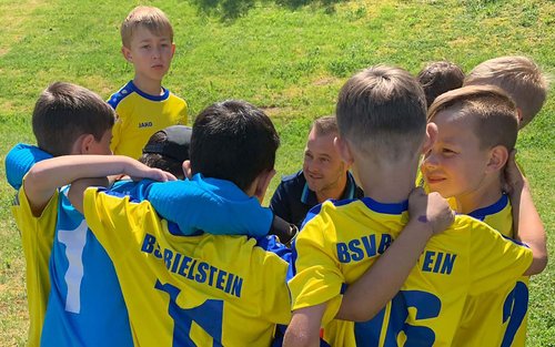 Woche für Woche stehen unsere Trainer auf dem Platz, um unseren Kindern und Jugendlichen Werte zu vermitteln und den Fußball lieben zu lernen Woche für Woche stehen unsere Trainer auf dem Platz, um unseren Kindern und Jugendlichen Werte zu vermitteln und den Fußball lieben zu lernen