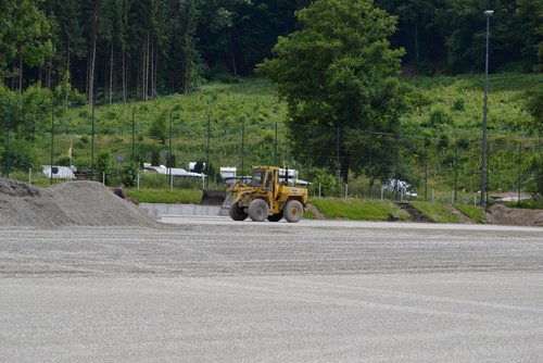Ein Bagger verteilte noch einige Steinchen