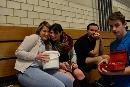 „Wolle kaufe Lose?” - die Jungs des BSV Bielstein verkauften die Lose der Tombola und stießen dabei auf viel Zuspruch „Wolle kaufe Lose?” - die Jungs des BSV Bielstein verkauften die Lose der Tombola und stießen dabei auf viel Zuspruch