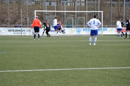 ... und hat keine Mühe, den Ball durch die Hosenträger des Torhüters ... ... und hat keine Mühe, den Ball durch die Hosenträger des Torhüters ...