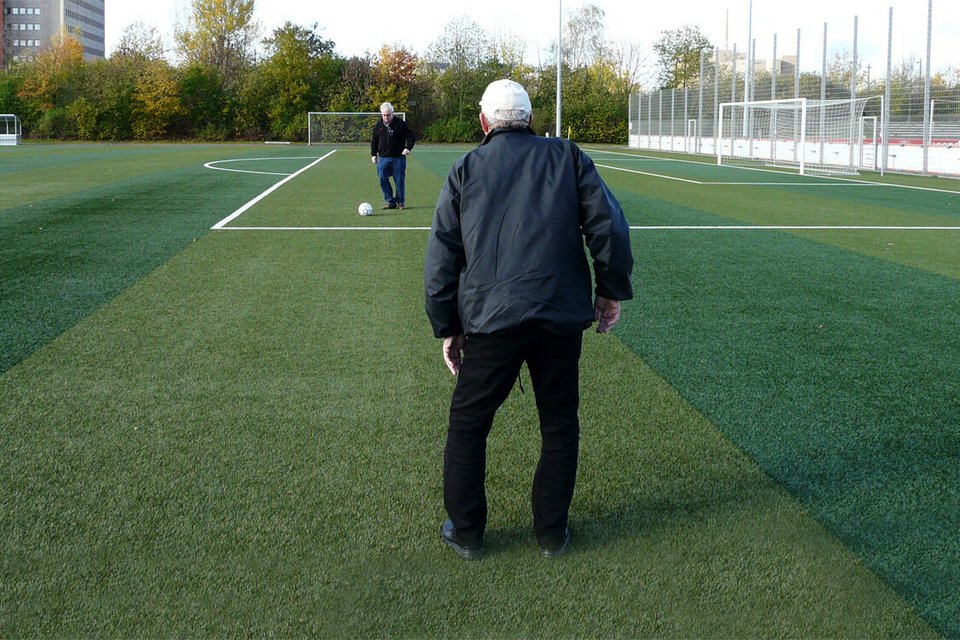 Zeit für einen kleinen Testkick: unsere Altmeister Lothar Vollmer und Burkhardt Klein spielten ein paar Pässe, um die Beschaffenheiten des Platzes auszutesten Zeit für einen kleinen Testkick: unsere Altmeister Lothar Vollmer und Burkhardt Klein spielten ein paar Pässe, um die Beschaffenheiten des Platzes auszutesten