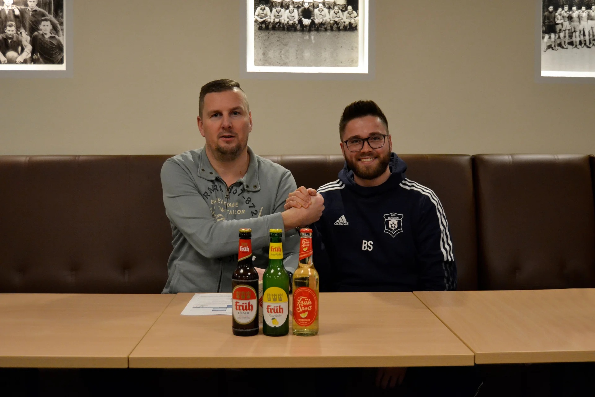 Sven Reuber und Björn Schumacher beim Handshake im Bielsteiner Vereinshaus