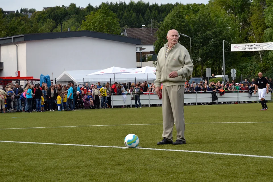Dem langjährigen Vereinsmitglied und Bielsteiner Original Josef „Jupp“ Wendeler war es vorbehalten ... Dem langjährigen Vereinsmitglied und Bielsteiner Original Josef „Jupp“ Wendeler war es vorbehalten ...