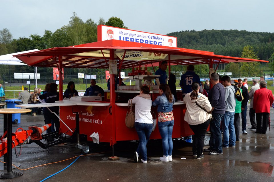 Der Bierwagen war an diesem Samstag gut besucht: rund 1.000 Liter wurden von den fleißigen Helfern des KV Bielstein und den Mitarbeitern der Organisation „Kinder helfen Kindern“ verzapft Der Bierwagen war an diesem Samstag gut besucht: rund 1.000 Liter wurden von den fleißigen Helfern des KV Bielstein und den Mitarbeitern der Organisation „Kinder helfen Kindern“ verzapft
