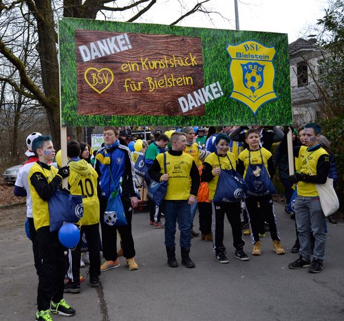 Starke Jungs: die U15 betätigen sich als Schildträger Starke Jungs: die U15 betätigen sich als Schildträger