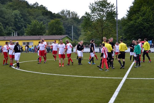 Handshake nach dem Spiel: die Spieler des BSV Bielstein und des 1. FC Köln klatschen sich ab