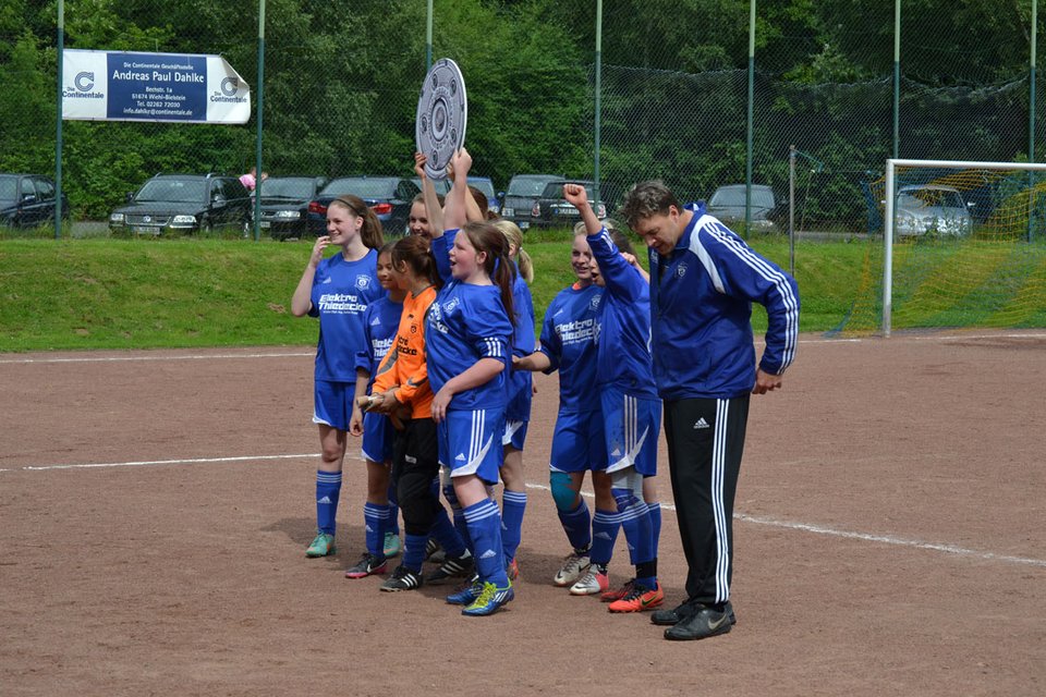 Posieren für ein Gruppenbild - Carsten zupft sich noch schnell zurecht ...