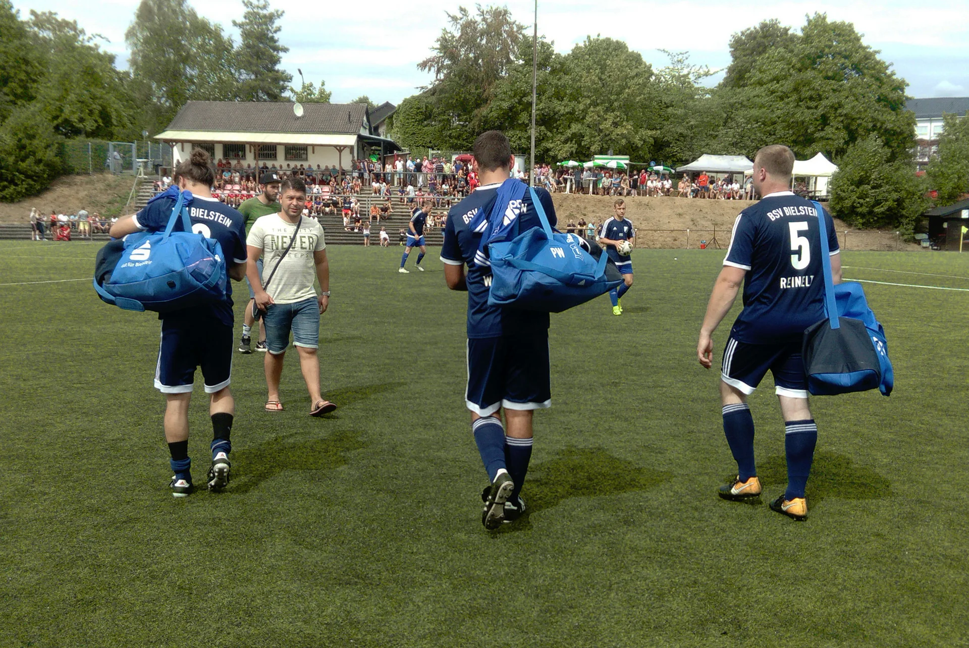 Erschöpft, aber glücklich: unsere Erste Herren nach dem Spiel gegen Drabenderhöhe