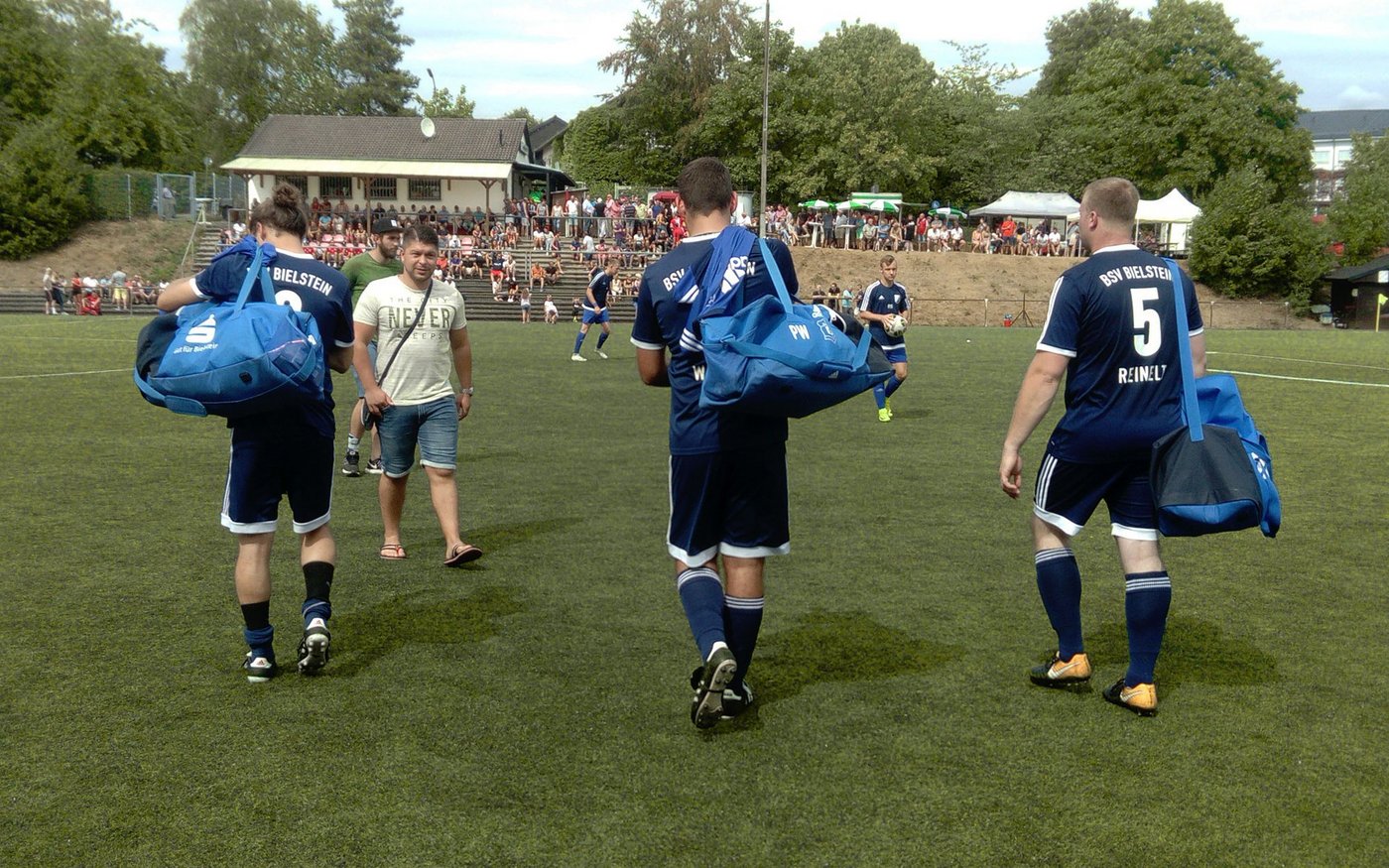 Erschöpft, aber glücklich: unsere Erste Herren nach dem Spiel gegen Drabenderhöhe