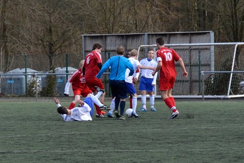 Keine Furcht: Benjamin Gries nimmt es mit gleich vier Gegenspielern auf Keine Furcht: Benjamin Gries nimmt es mit gleich vier Gegenspielern auf