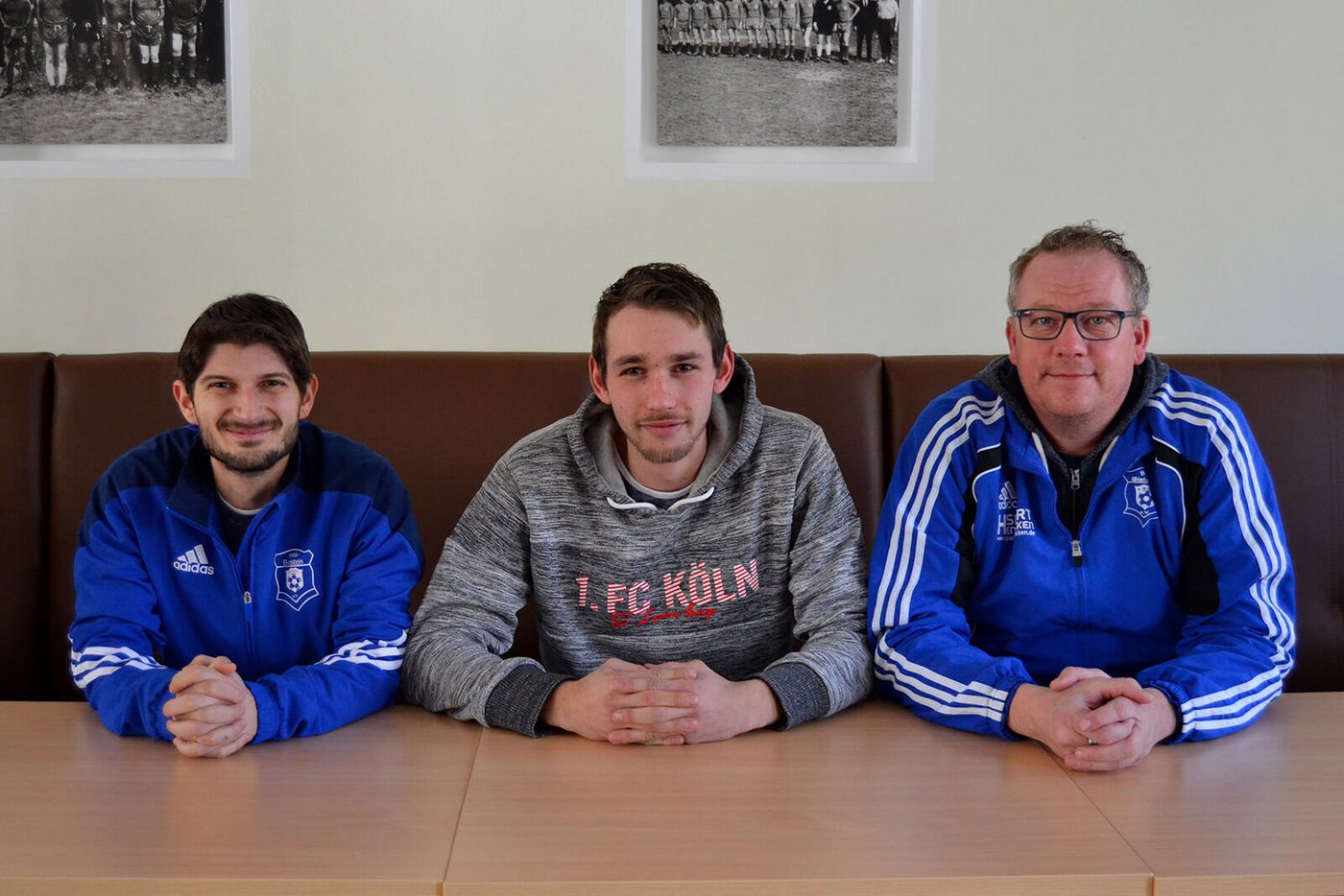 Die Trainer Georgios Xanthoulis (links) und Thorsten Prangenberg (rechts) freuen sich über die Verpflichtung von Marius Reinelt