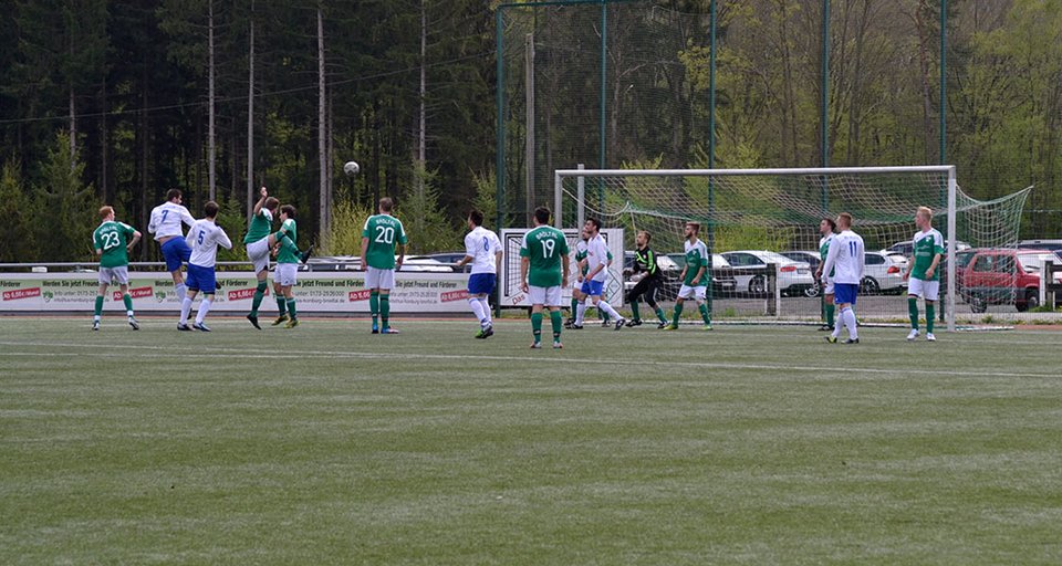 ... und wuchtet den Ball ... ... und wuchtet den Ball ...