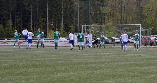... und wuchtet den Ball ... ... und wuchtet den Ball ...