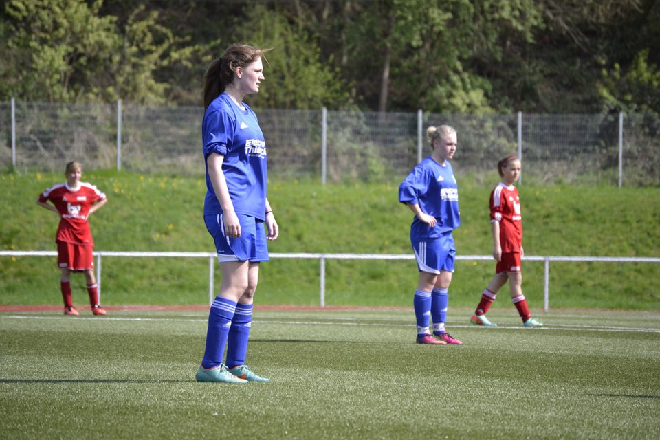 Vivian Schulte und Sarah Kapp in Erwartung eines Einwurfs