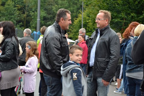 Stefan Kapp im Dialog mit einem Mitarbeiter der Firma Hombach und dessen Sohn Stefan Kapp im Dialog mit einem Mitarbeiter der Firma Hombach und dessen Sohn