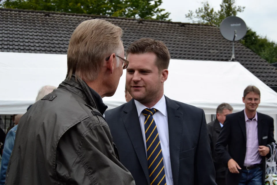 Vorsitzende unter sich: Christof Fries (rechts) begrüßt Sparkassen-Vorstandsmitglied Hartmut Schmidt (links), Michael Schell guckt ihnen dabei zu Vorsitzende unter sich: Christof Fries (rechts) begrüßt Sparkassen-Vorstandsmitglied Hartmut Schmidt (links), Michael Schell guckt ihnen dabei zu