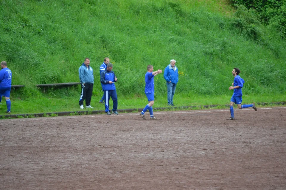 Der Jubellauf zum Trainer folgte prompt ... Der Jubellauf zum Trainer folgte prompt ...