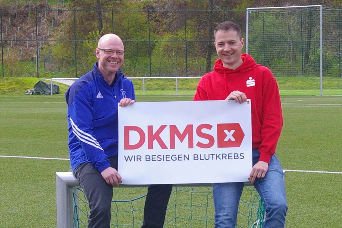 Volker Biock und Dominik Thoenes freuen sich darüber, gemeinsam gegen Blutkrebs kämpfen zu dürfen