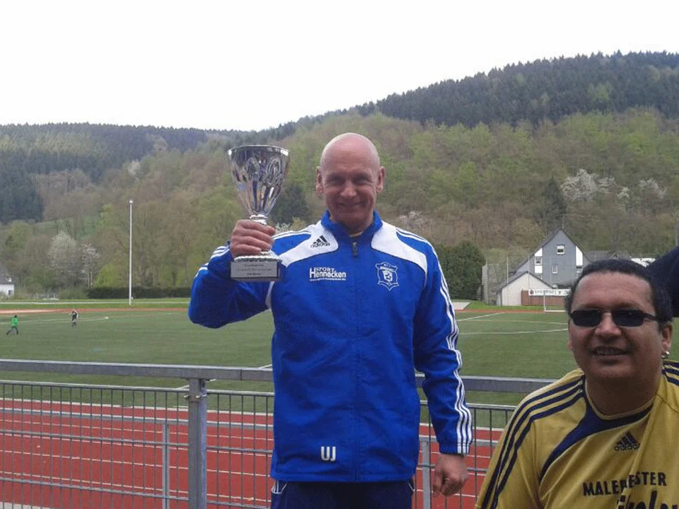 Der Genießer: Uwe stößt mit dem Luftbier an