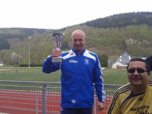 Der Genießer: Uwe stößt mit dem Luftbier an