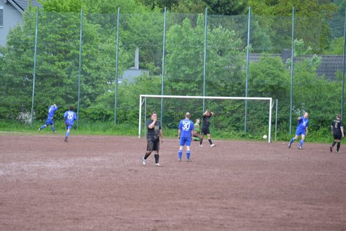Schließlich fiel das 5:2 und damit die Entscheidung - erneuter Torschütze ... Schließlich fiel das 5:2 und damit die Entscheidung - erneuter Torschütze ...
