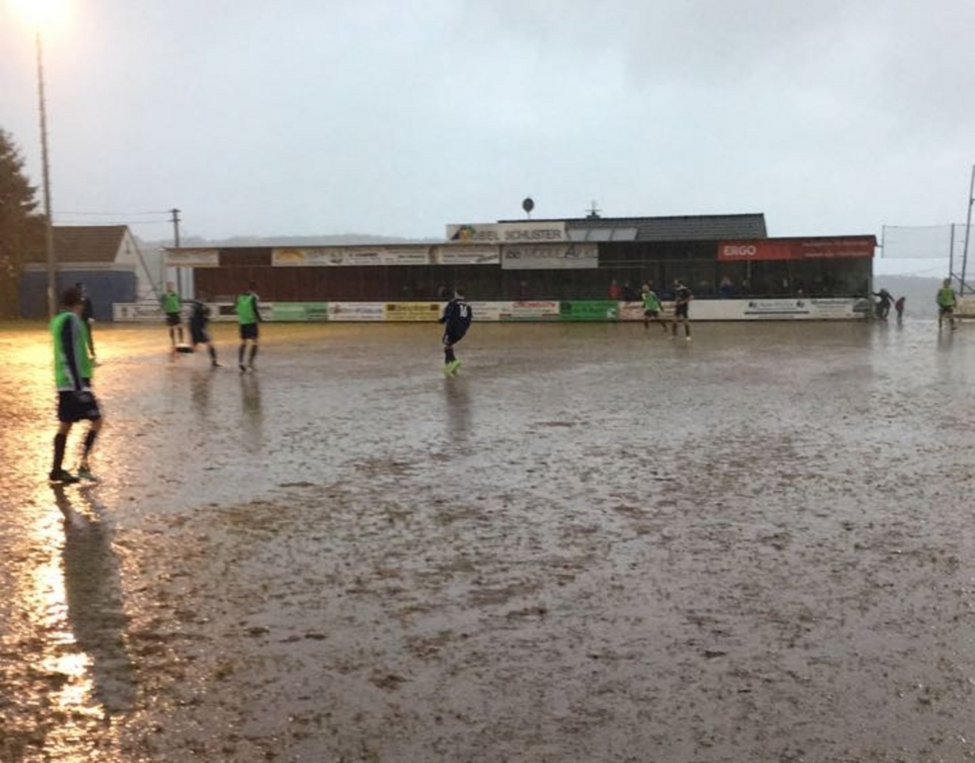 Da waren sie wieder, die Niederungen des Kreisliga-Fußballs: Asche in Hermesdorf