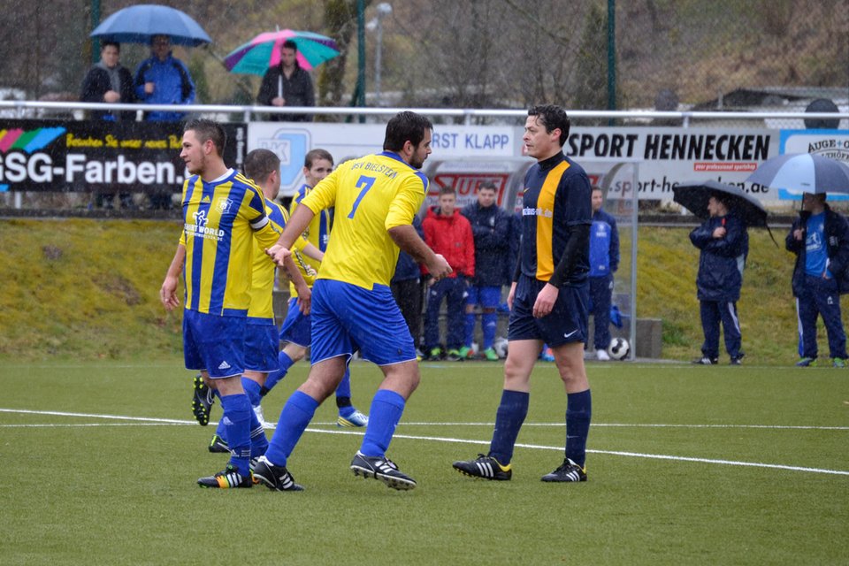 Tor für den BSV Bielstein: Patrick Weßel bedankt sich bei Kilian Thönes für das Assist zu seinem Tor