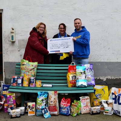 Organisation: Mitglieder und Freunde des Vereins spenden an Tierheim und Tafel