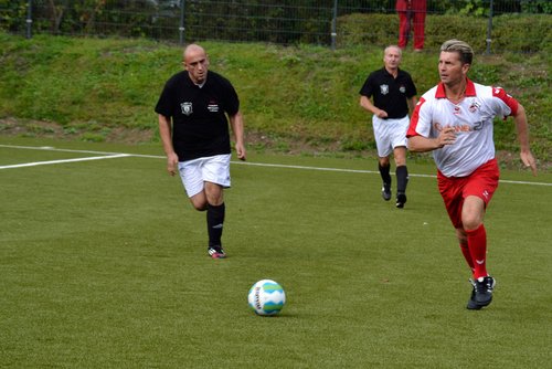 Erster Zweikampf: Rechtsverteidiger Colin Bell läuft seinem Gegenspieler Jörg Große davon Erster Zweikampf: Rechtsverteidiger Colin Bell läuft seinem Gegenspieler Jörg Große davon