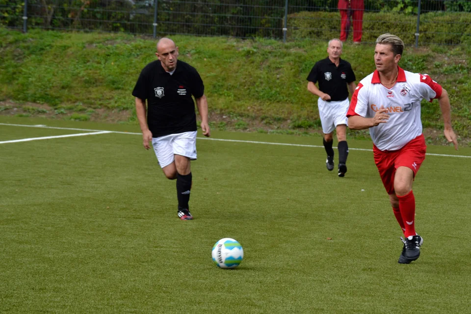 Erster Zweikampf: Rechtsverteidiger Colin Bell läuft seinem Gegenspieler Jörg Große davon Erster Zweikampf: Rechtsverteidiger Colin Bell läuft seinem Gegenspieler Jörg Große davon