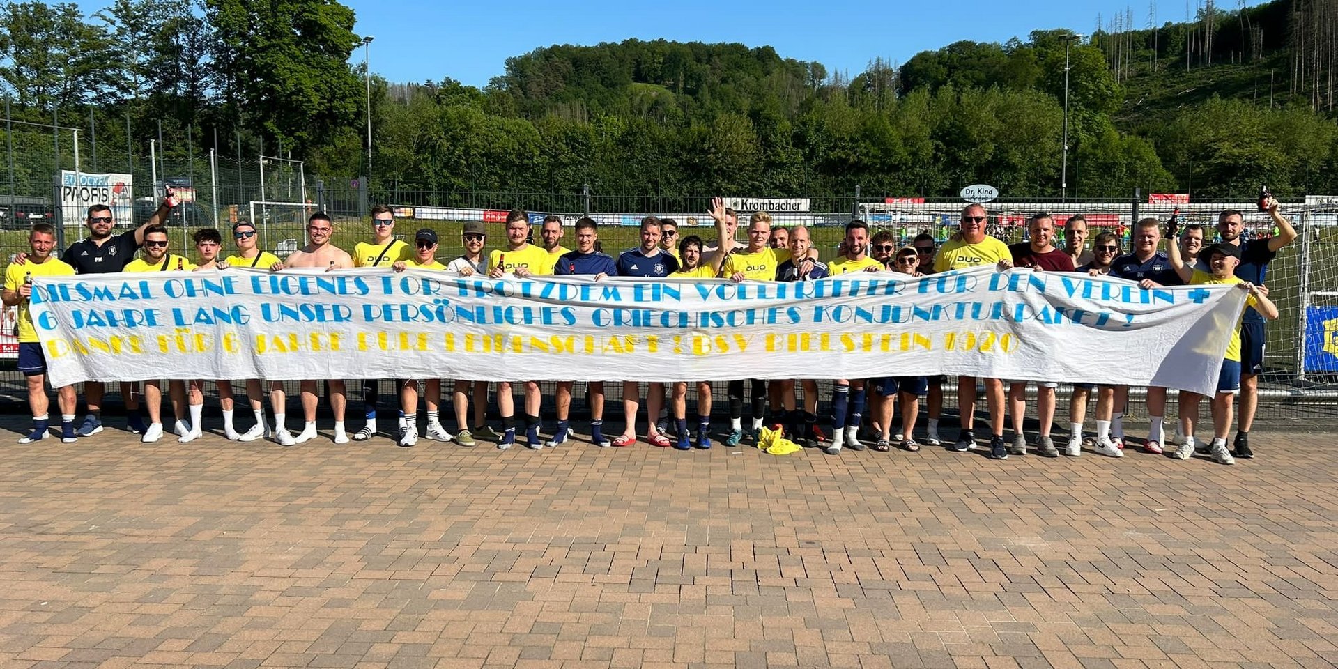 U.a. mit diesem Spruchband verabschiedete sich die Mannschaft im letzten Heimspiel vom Trainerduo Prangenberg/Xanthoulis