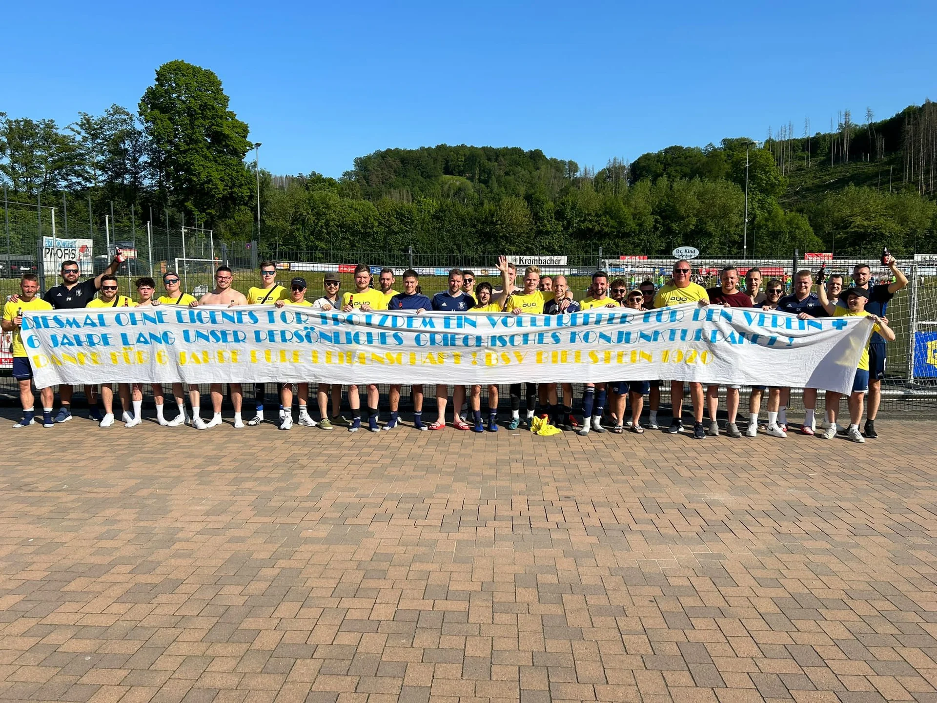 U.a. mit diesem Spruchband verabschiedete sich die Mannschaft im letzten Heimspiel vom Trainerduo Prangenberg/Xanthoulis