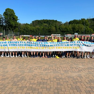 U.a. mit diesem Spruchband verabschiedete sich die Mannschaft im letzten Heimspiel vom Trainerduo Prangenberg/Xanthoulis