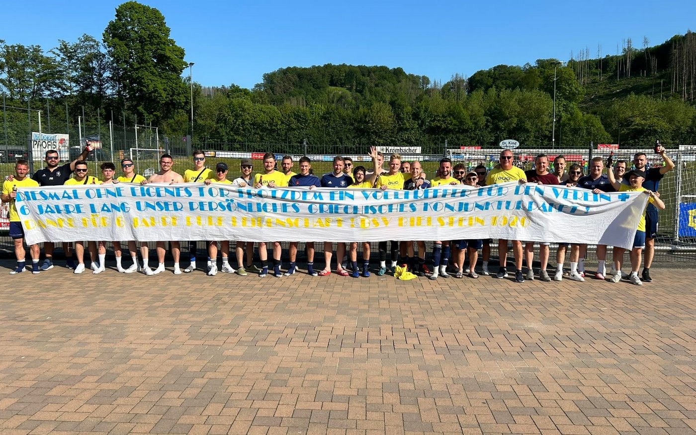 U.a. mit diesem Spruchband verabschiedete sich die Mannschaft im letzten Heimspiel vom Trainerduo Prangenberg/Xanthoulis