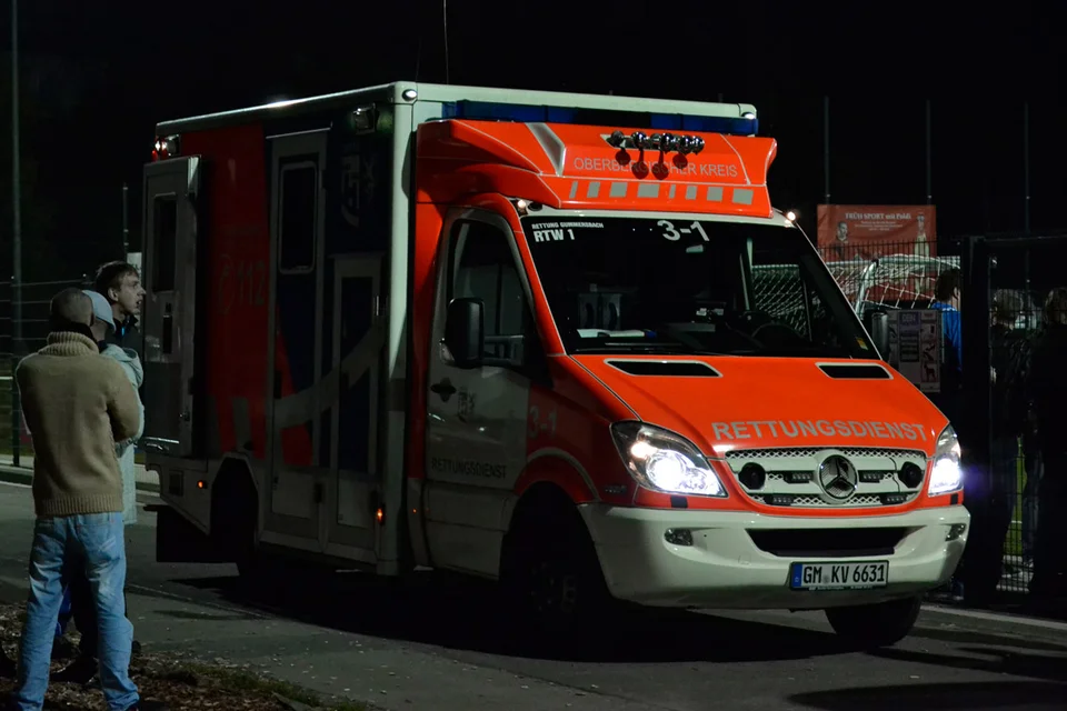 Erster Krankenwagen-Einsatz auf dem neuen Platz: Sandro Gereke musste in der Halbzeit abtransportiert werden Erster Krankenwagen-Einsatz auf dem neuen Platz: Sandro Gereke musste in der Halbzeit abtransportiert werden