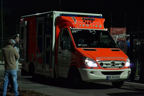 Erster Krankenwagen-Einsatz auf dem neuen Platz: Sandro Gereke musste in der Halbzeit abtransportiert werden Erster Krankenwagen-Einsatz auf dem neuen Platz: Sandro Gereke musste in der Halbzeit abtransportiert werden