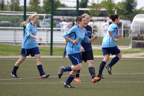 Jubel nach dem 2:0: Katharina Schmidt, Elena Heßlenberg und Katrina Schneider freuen sich über das Tor von Darya Chahardahcherik Jubel nach dem 2:0: Katharina Schmidt, Elena Heßlenberg und Katrina Schneider freuen sich über das Tor von Darya Chahardahcherik