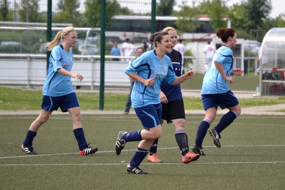 Jubel nach dem 2:0: Katharina Schmidt, Elena Heßlenberg und Katrina Schneider freuen sich über das Tor von Darya Chahardahcherik