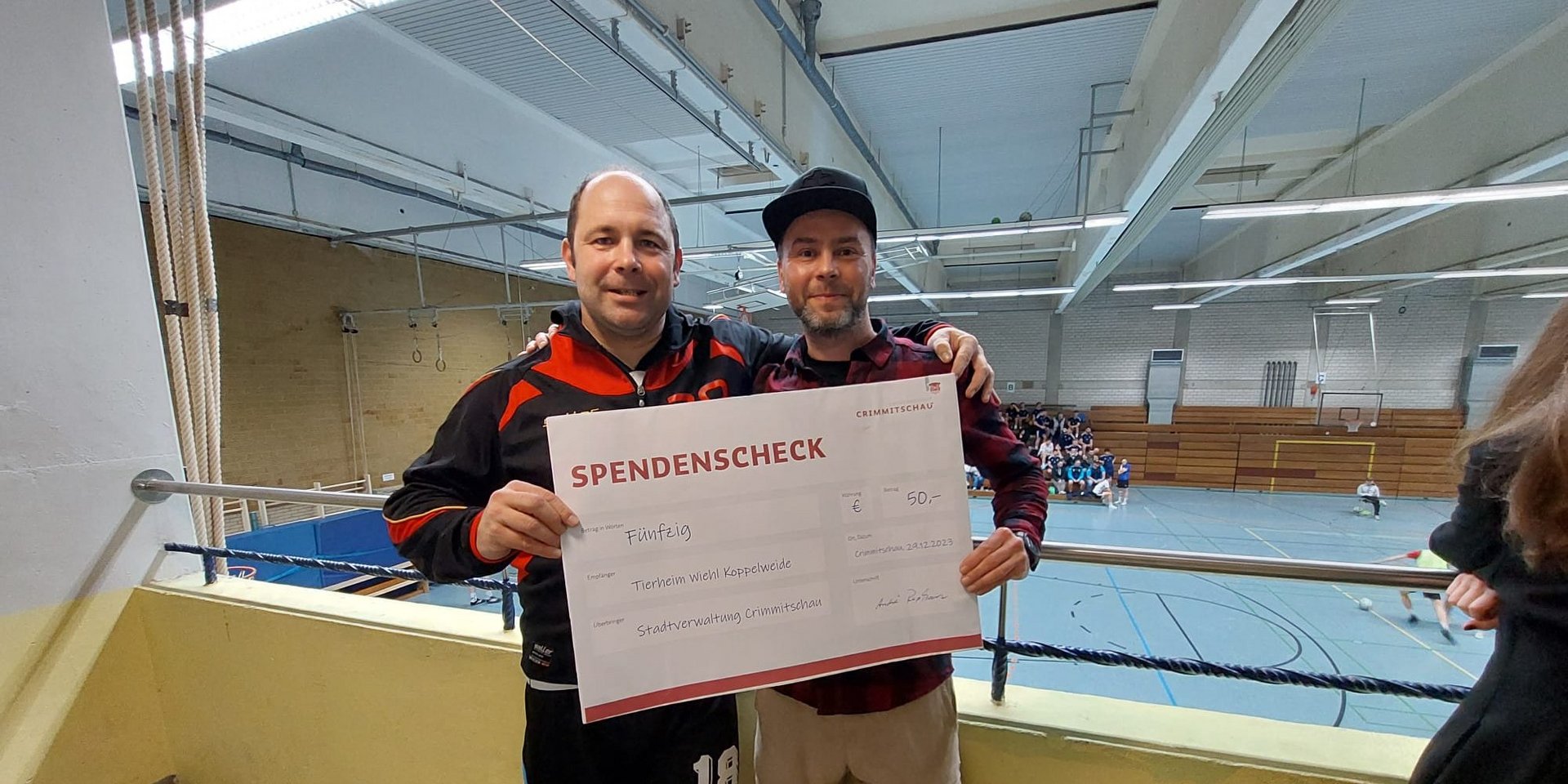 Die Stadt Crimmitschau beteiligte sich mit 50 Euro an der Spendenaktion - Stephan Köster überreichte den Scheck