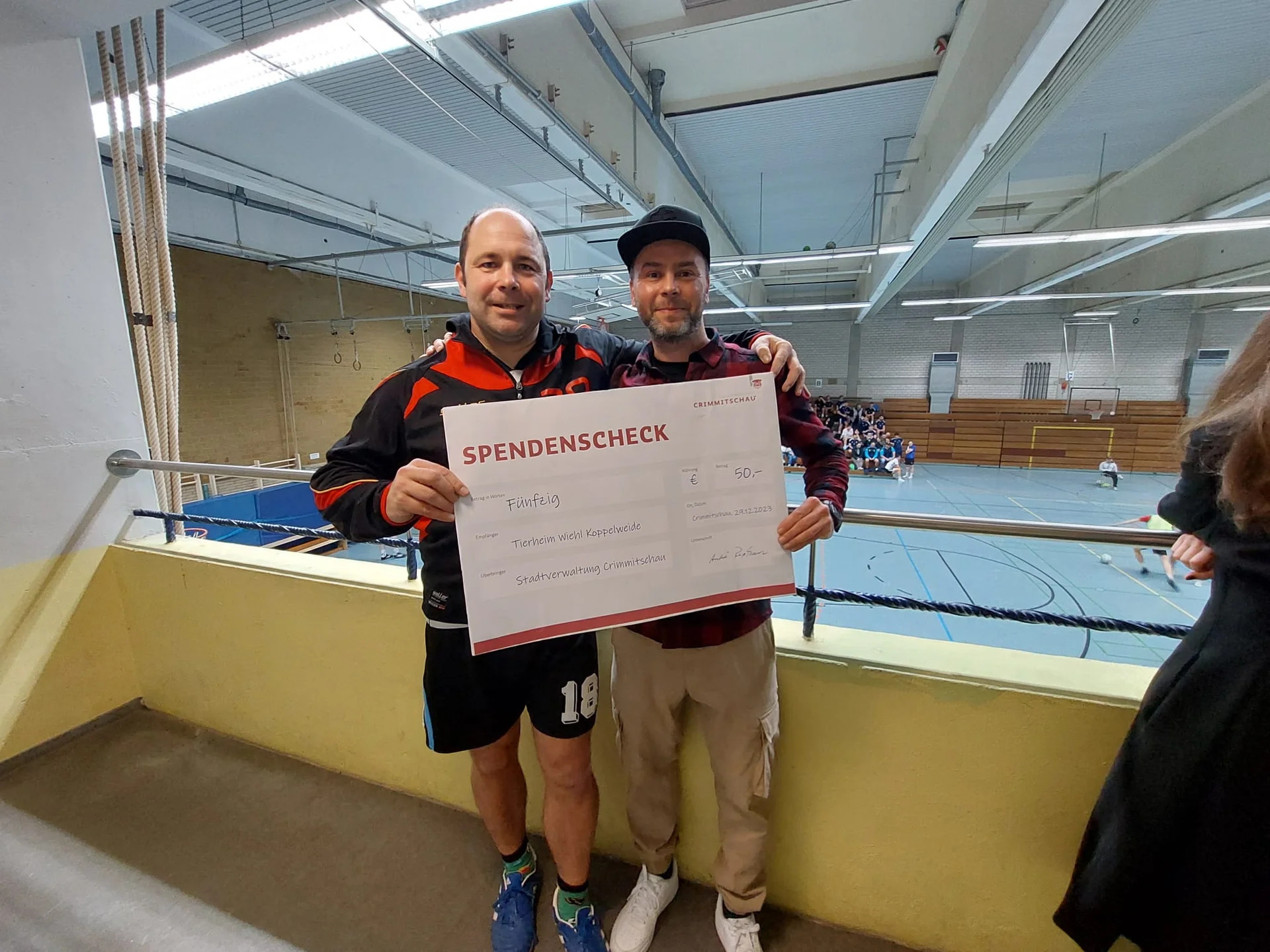 Die Stadt Crimmitschau beteiligte sich mit 50 Euro an der Spendenaktion - Stephan Köster überreichte den Scheck