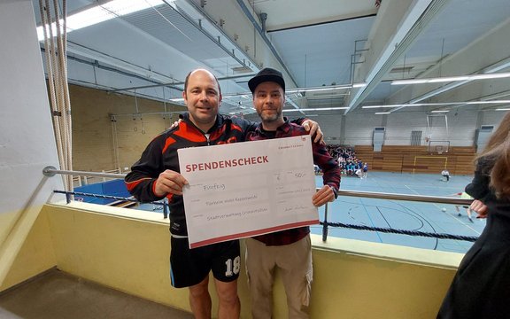 Die Stadt Crimmitschau beteiligte sich mit 50 Euro an der Spendenaktion - Stephan Köster überreichte den Scheck