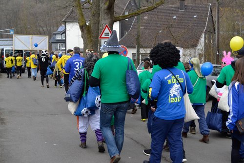 ... die Bielsteiner nehmen Aufstellung zum Zug ... ... die Bielsteiner nehmen Aufstellung zum Zug ...