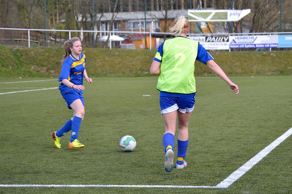 Kapitänin Xenia Eglien im Zweikampf mit einer Bechener Spielerin Kapitänin Xenia Eglien im Zweikampf mit einer Bechener Spielerin